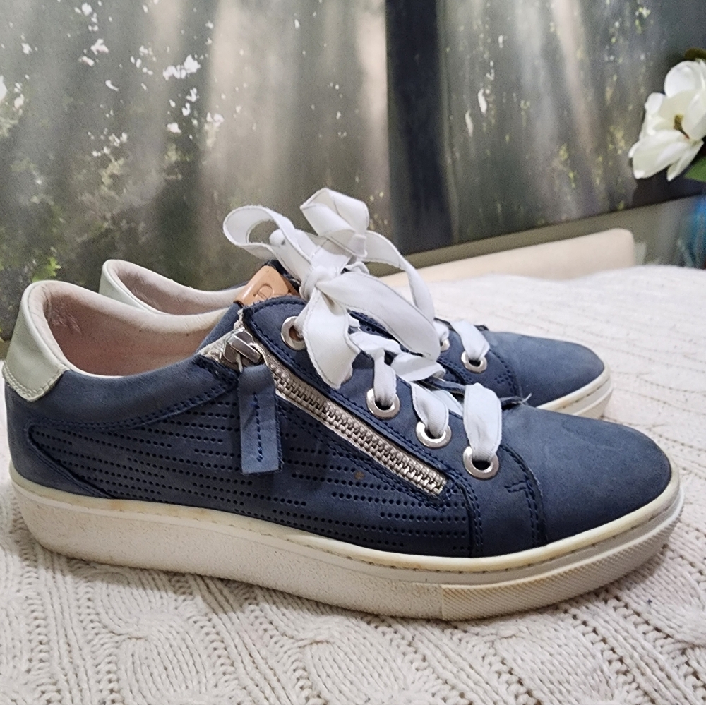 Ron White Women's Blue Sneakers.New Condition